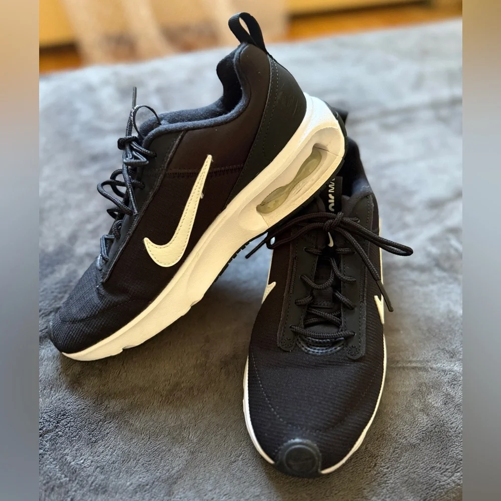 Nike Air Max Women’s Sneakers Black White Running Shoes Size 7 Athletic Casual - Picture 2 of 7